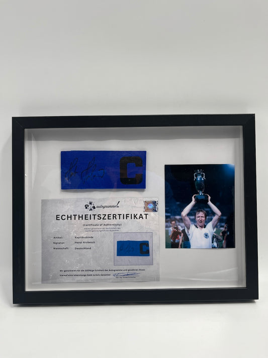 Kapitänsbinde Horst Hrubesch signiert im Rahmen DFB Fußball Autogramm COA