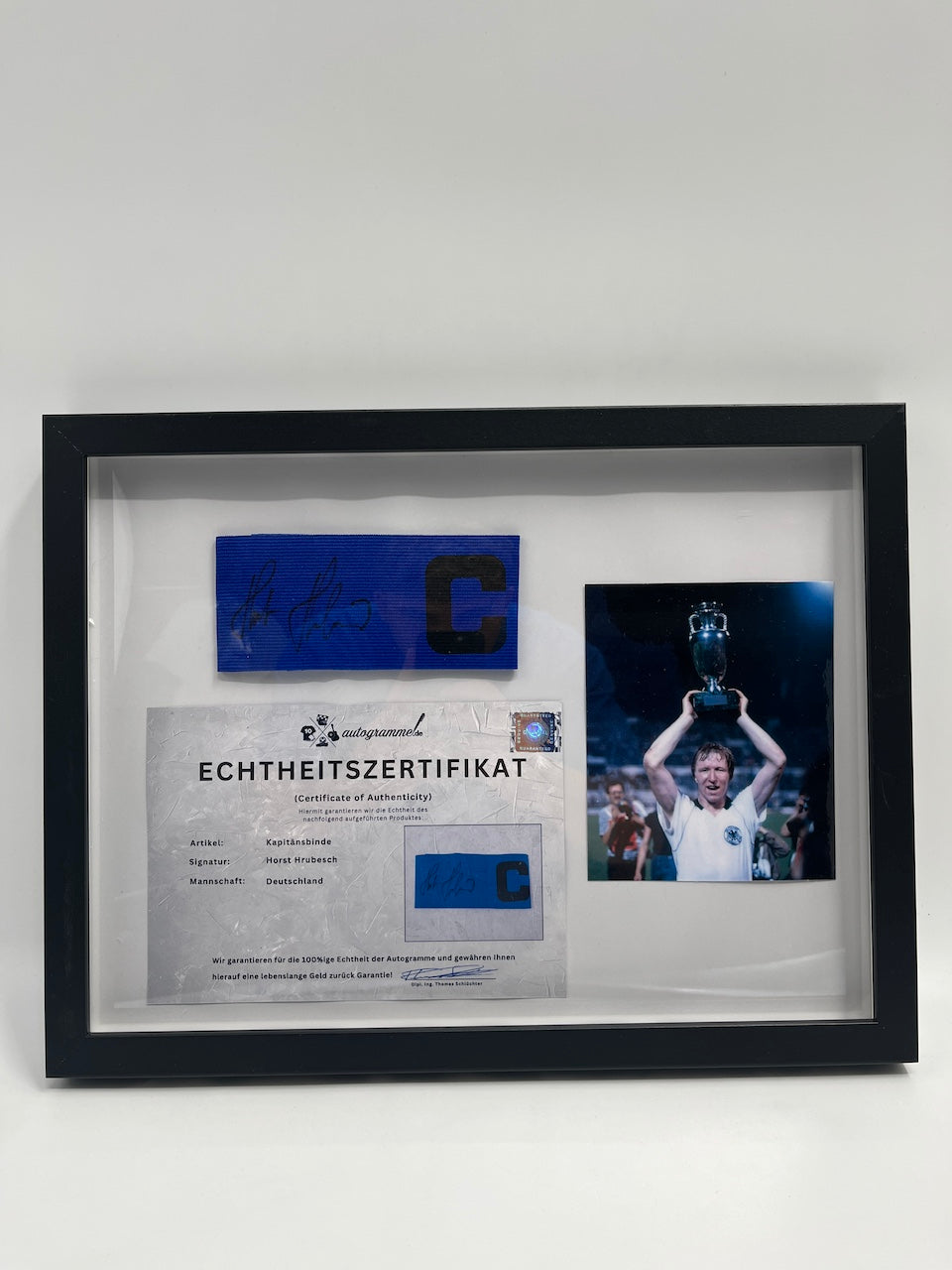 Kapitänsbinde Horst Hrubesch signiert im Rahmen DFB Fußball Autogramm COA