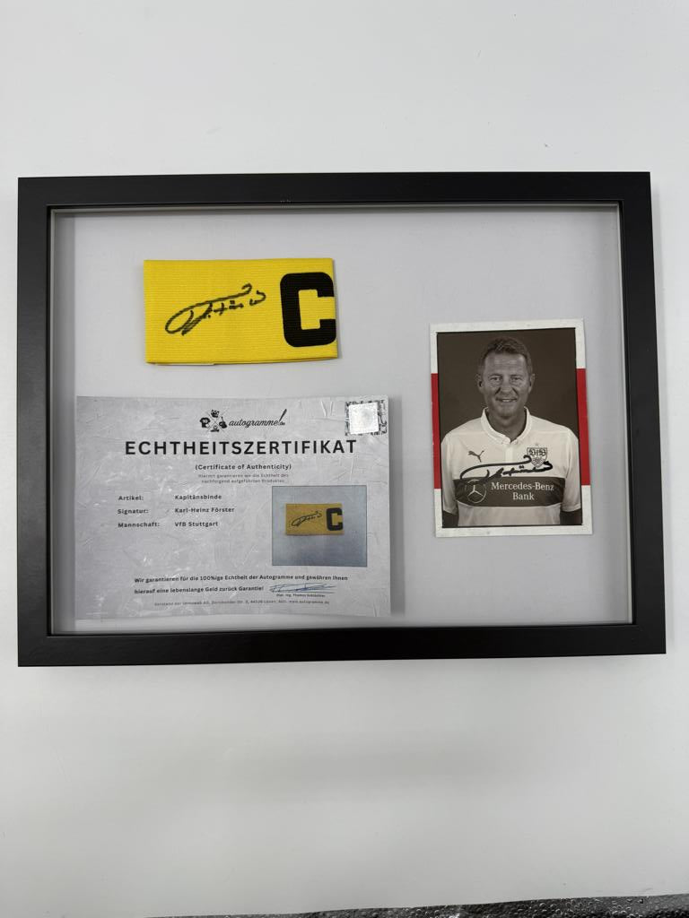 Kapitänsbinde Karlheinz Förster signiert im Rahmen VFB Stuttgart Fußball Autogramm