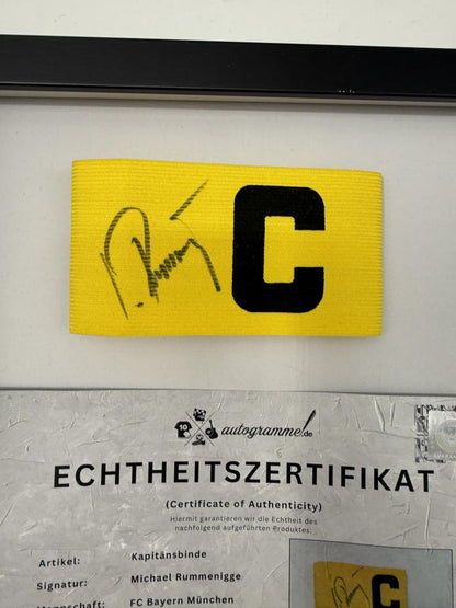 Kapitänsbinde Michael Rummenigge signiert im Rahmen Bayern München Autogramm