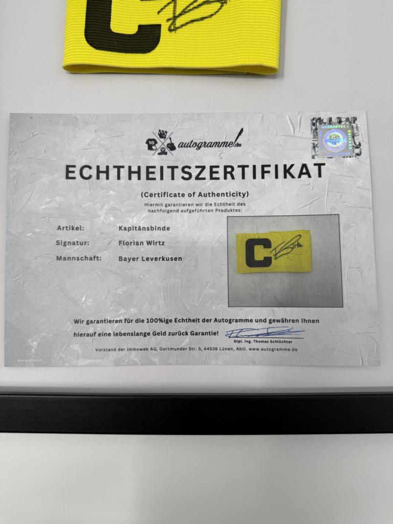 Kapitänsbinde Florian Wirtz signiert im Rahmen Bayer Leverkusen Autogramm