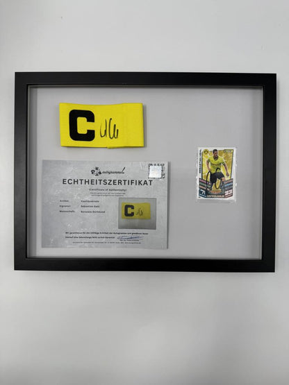 Kapitänsbinde Sebastian Kehl signiert im Rahmen Borussia Dortmund COA