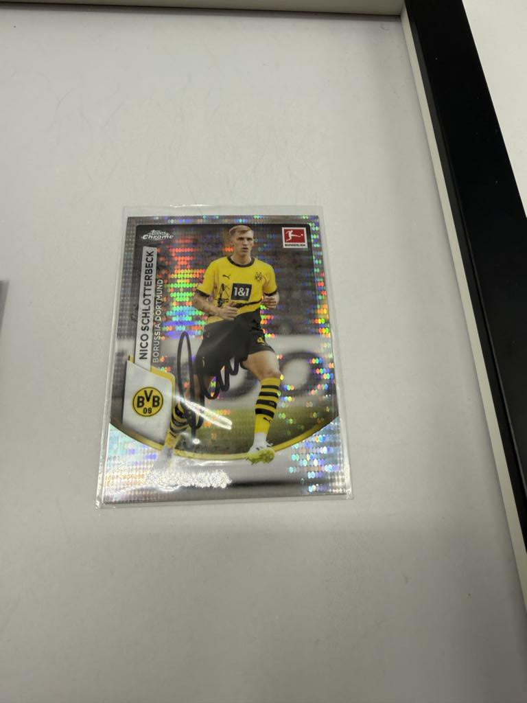 Kapitänsbinde Nico Schlotterbeck signiert im Rahmen BVB Autogramm COA