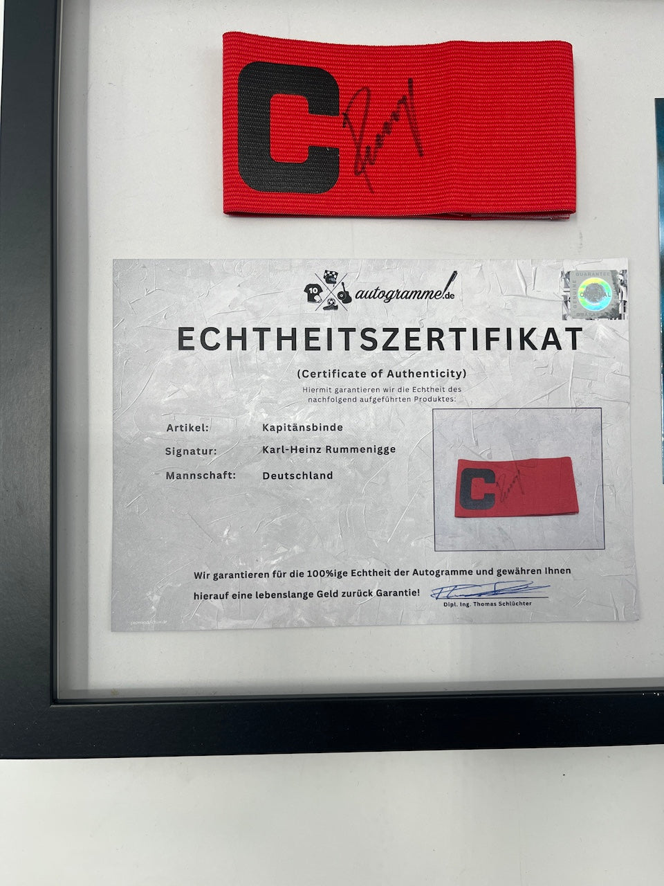 Kapitänsbinde Karl-Heinz Rummenigge signiert im Rahmen DFB Autogramm COA
