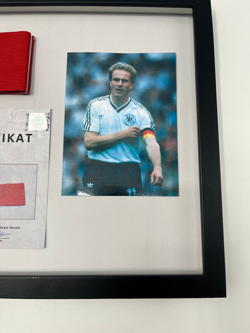 Kapitänsbinde Karl-Heinz Rummenigge signiert im Rahmen DFB Autogramm COA