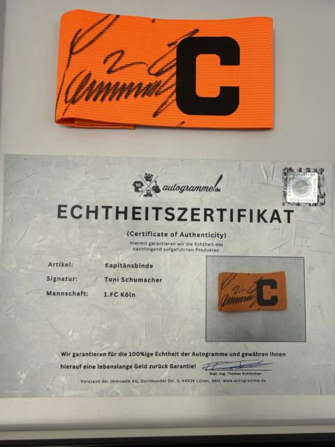Kapitänsbinde Toni Schumacher signiert im Rahmen FC Köln Fußball Autogramm