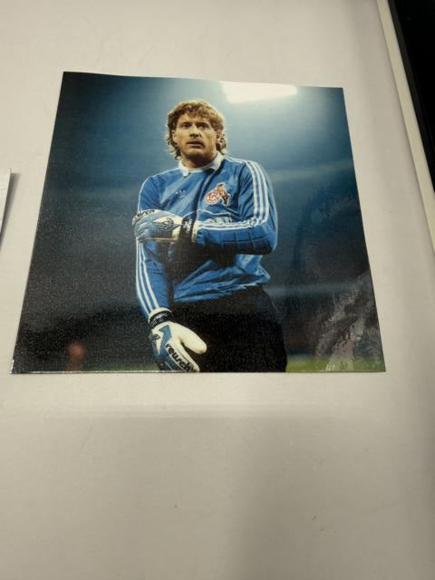 Kapitänsbinde Toni Schumacher signiert im Rahmen FC Köln Fußball Autogramm