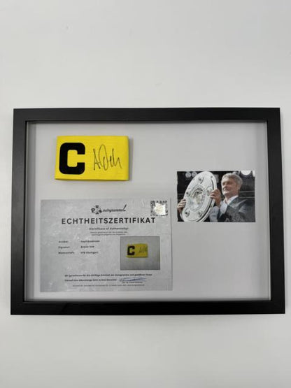 Kapitänsbinde Armin Veh signiert im Rahmen VfB Stuttgart Autogramm