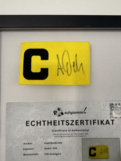 Kapitänsbinde Armin Veh signiert im Rahmen VfB Stuttgart Autogramm