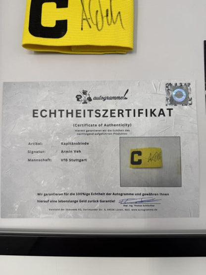 Kapitänsbinde Armin Veh signiert im Rahmen VfB Stuttgart Autogramm