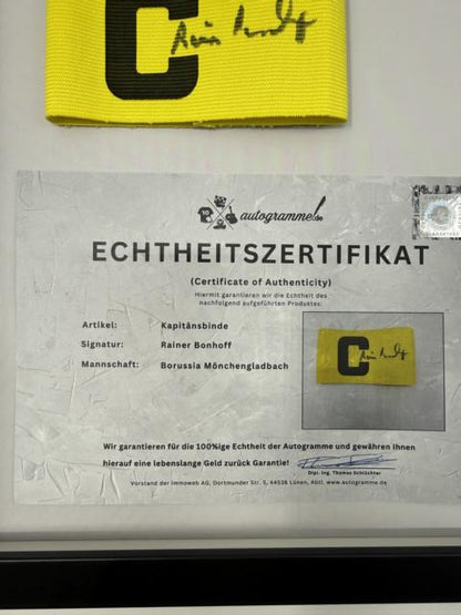 Kapitänsbinde Rainer Bonhoff signiert im Rahmen Borussia Mönchengladbach Autogramm