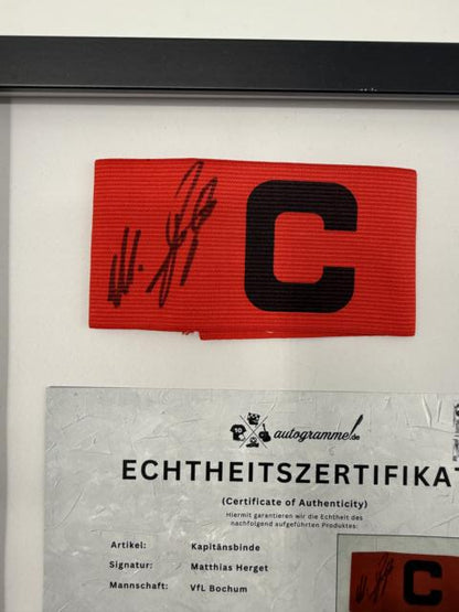 Kapitänsbinde Matthias Herget signiert im Rahmen VFL Bochum COA