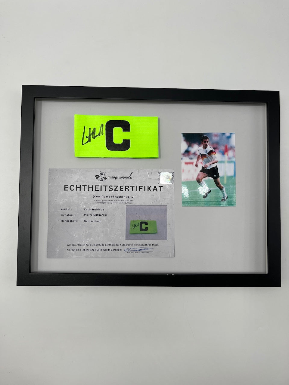 Kapitänsbinde Pierre Littbarski signiert im Rahmen DFB Autogramm COA