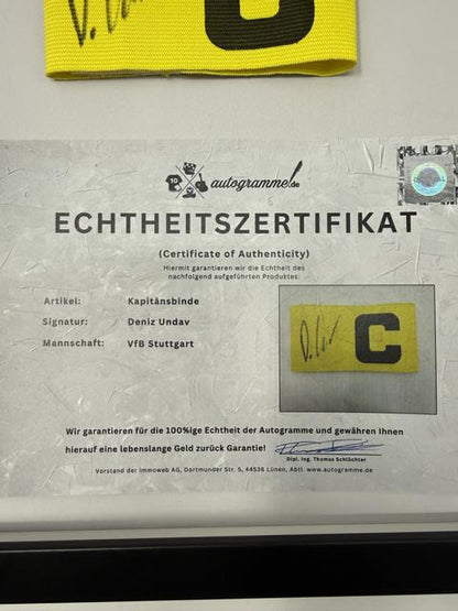 Kapitänsbinde Deniz Undav signiert im Rahmen VFB Stuttgart Fußball Autogramm