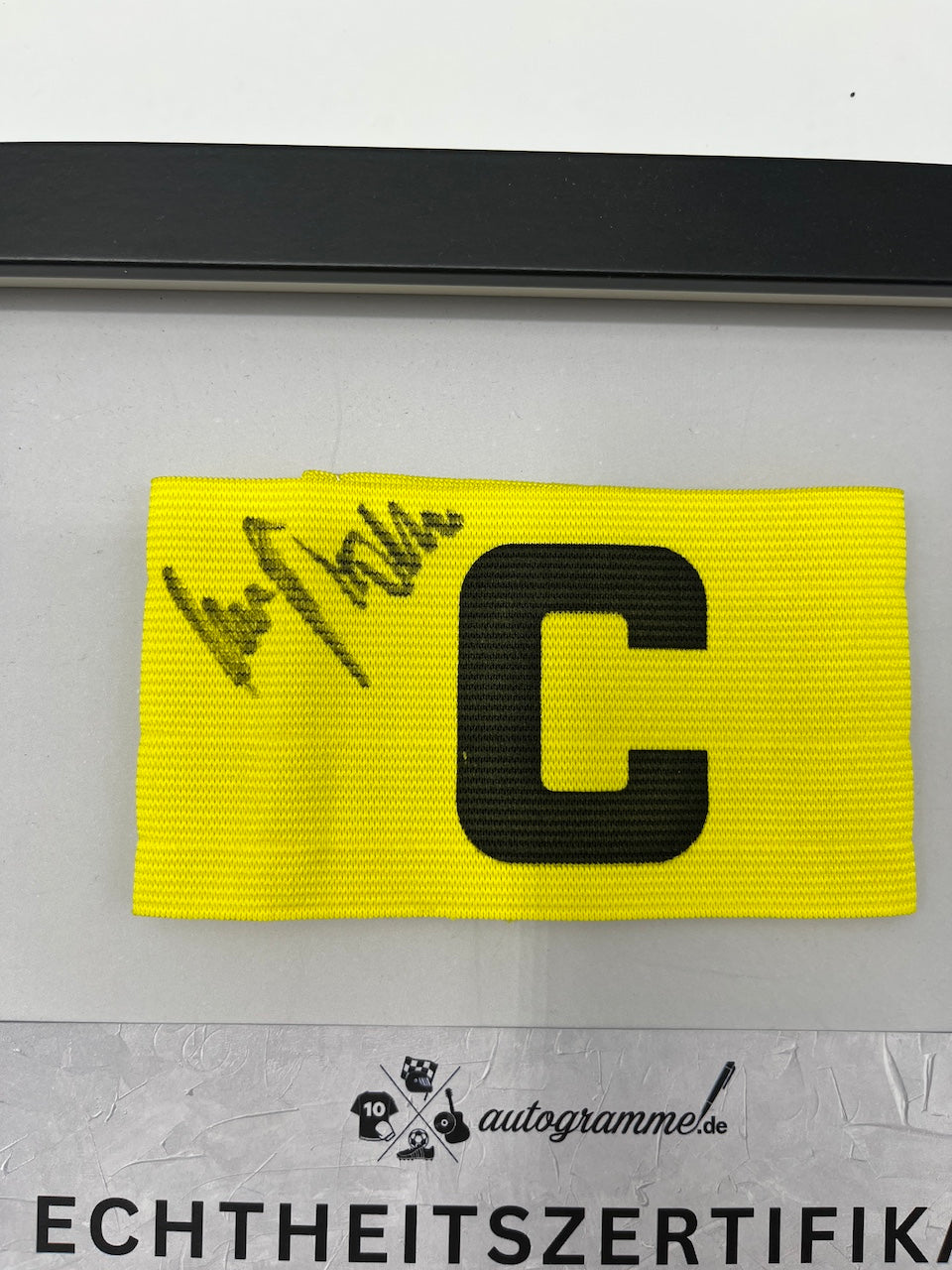Kapitänsbinde Andreas Möller signiert im Rahmen Borussia Dortmund Autogramm COA