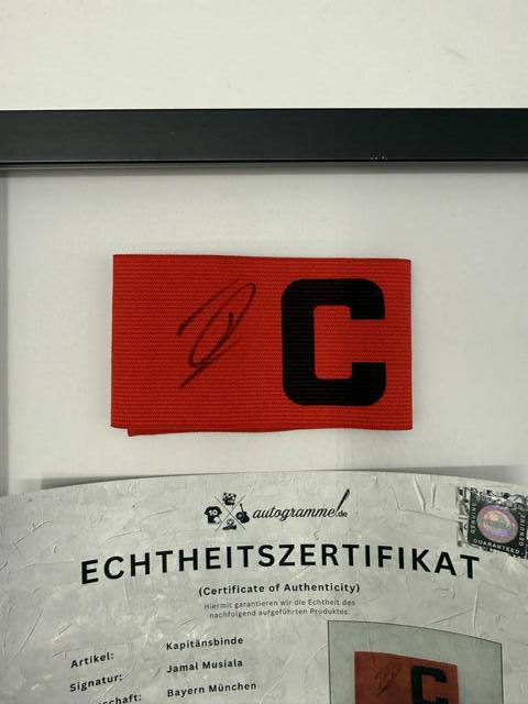 Kapitänsbinde Jamal Musiala signiert im Rahmen Bayern München Autogramm