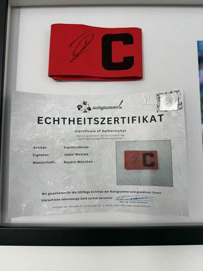 Kapitänsbinde Jamal Musiala signiert im Rahmen Bayern München Autogramm