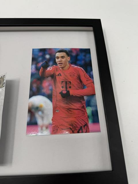 Kapitänsbinde Jamal Musiala signiert im Rahmen Bayern München Autogramm