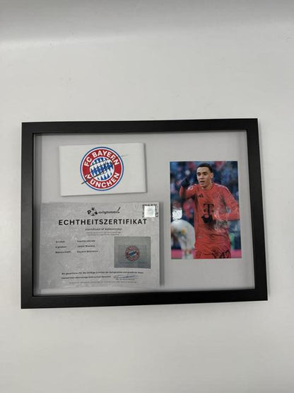 Kapitänsbinde Jamal Musiala signiert im Rahmen Bayern München Autogramm