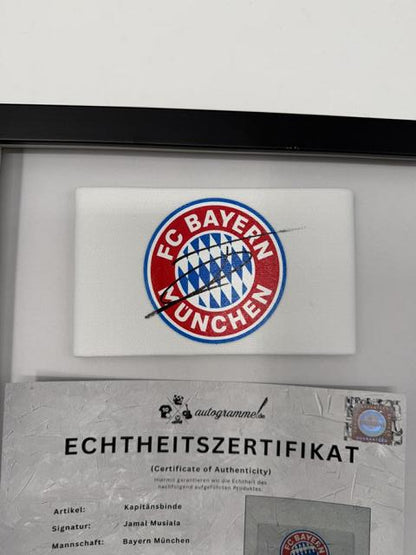 Kapitänsbinde Jamal Musiala signiert im Rahmen Bayern München Autogramm