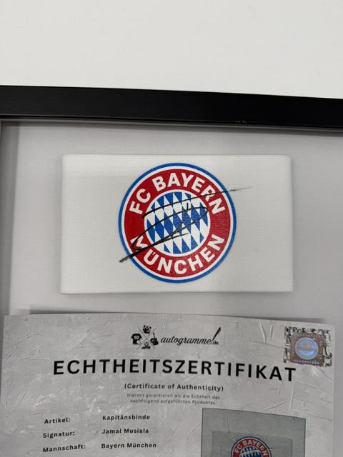 Kapitänsbinde Jamal Musiala signiert im Rahmen Bayern München Autogramm