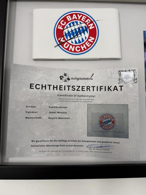 Kapitänsbinde Jamal Musiala signiert im Rahmen Bayern München Autogramm