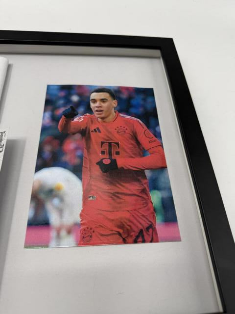 Kapitänsbinde Jamal Musiala signiert im Rahmen Bayern München Autogramm
