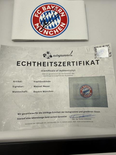 Kapitänsbinde Manuel Neuer signiert im Rahmen Bayern München Fußball Autogramm