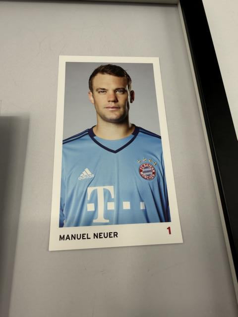 Kapitänsbinde Manuel Neuer signiert im Rahmen Bayern München Fußball Autogramm