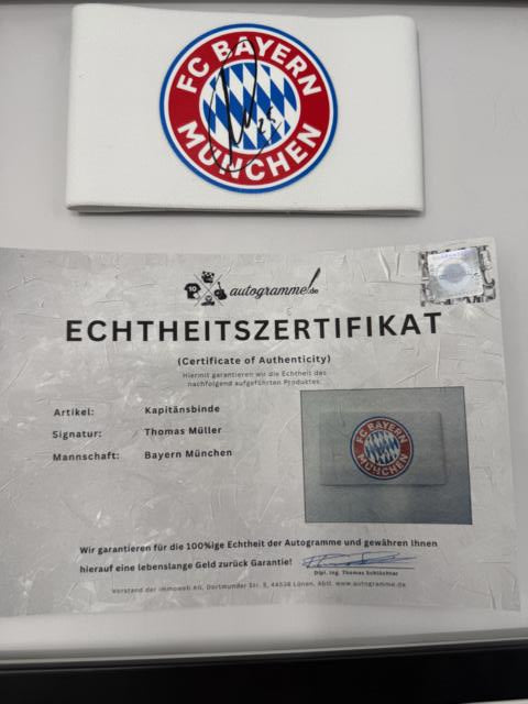 Kapitänsbinde Thomas Müller signiert im Rahmen Bayern München Autogramm