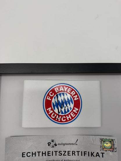 Kapitänsbinde Thomas Müller signiert im Rahmen Bayern München Autogramm