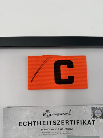 Kapitänsbinde Antonio Nusa signiert im Rahmen RB Leipzig Autogramm