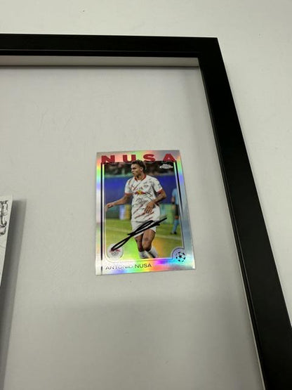 Kapitänsbinde Antonio Nusa signiert im Rahmen RB Leipzig Autogramm