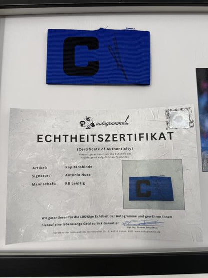 Kapitänsbinde Antonio Nusa signiert im Rahmen RB Leipzig Autogramm