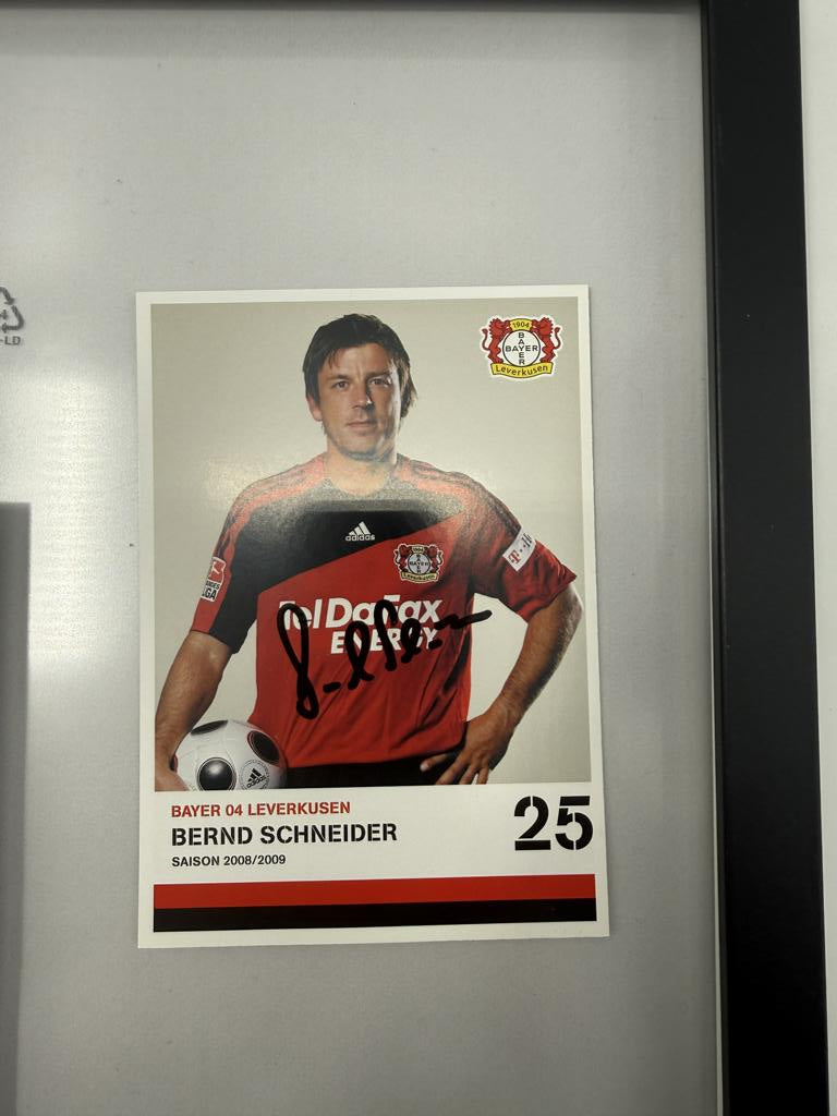 Kapitänsbinde Bernd Schneider signiert im Rahmen Bayer Leverkusen Autogramm