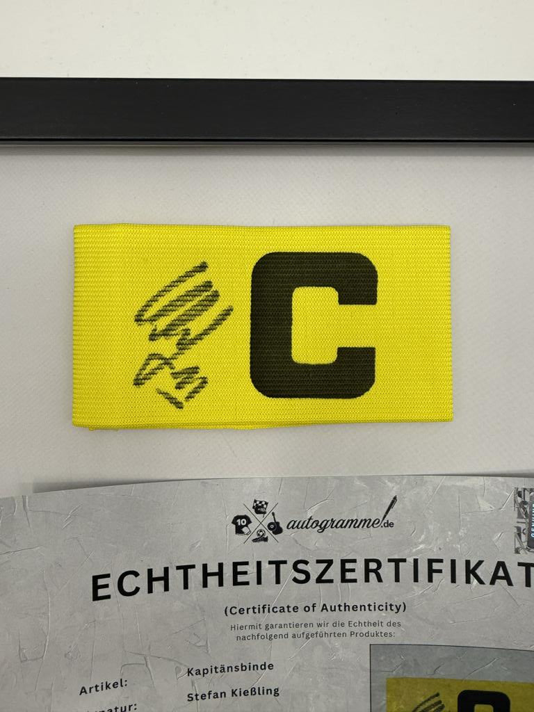 Kapitänsbinde Stefan Kießling signiert im Rahmen Bayer Leverkusen Autogramm