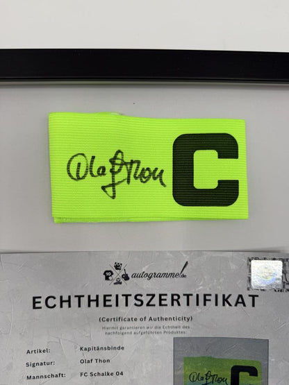 Kapitänsbinde Olaf Thon signiert im Rahmen Schalke 04 COA