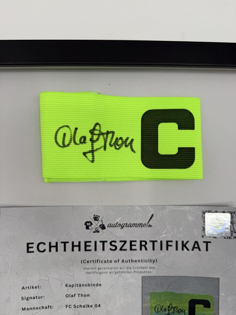 Kapitänsbinde Olaf Thon signiert im Rahmen Schalke 04 COA