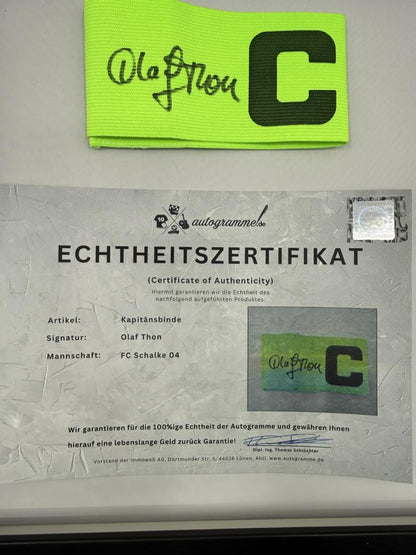 Kapitänsbinde Olaf Thon signiert im Rahmen Schalke 04 COA