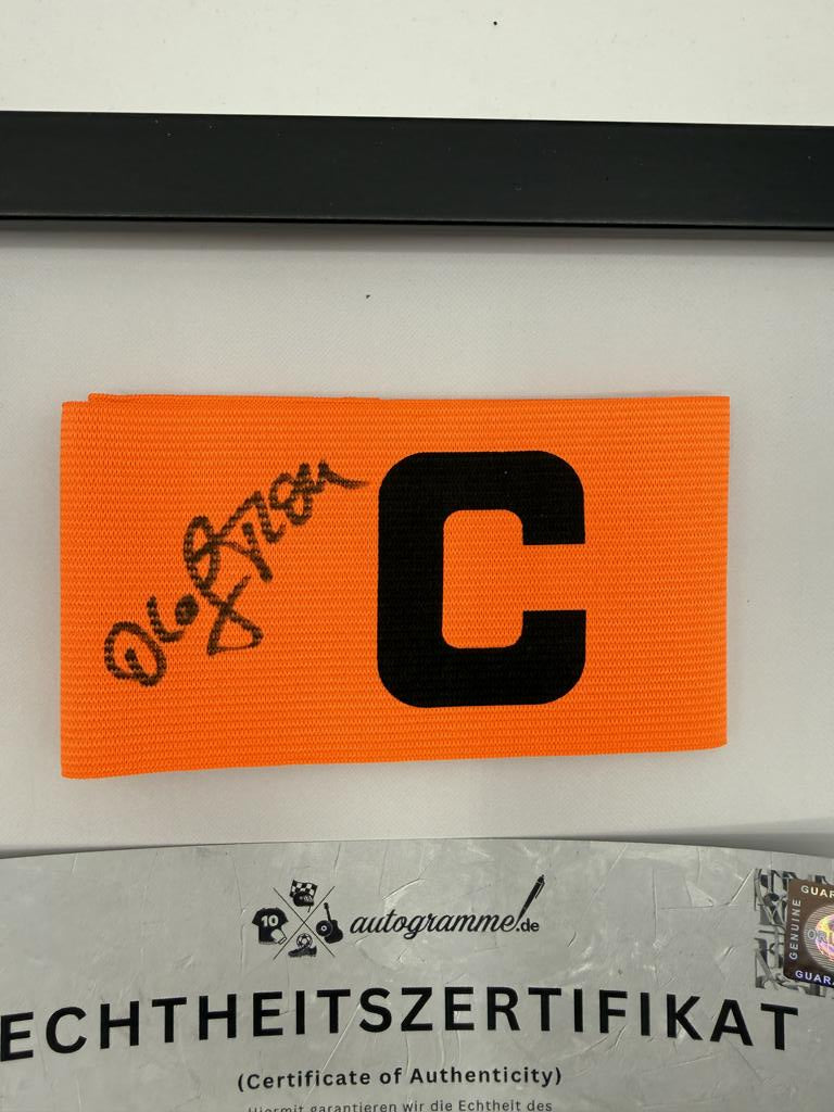 Kapitänsbinde Olaf Thon signiert im Rahmen Schalke 04 COA