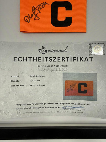 Kapitänsbinde Olaf Thon signiert im Rahmen Schalke 04 COA