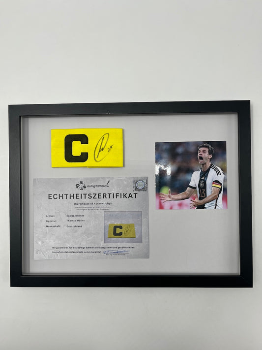 Kapitänsbinde Thomas Müller signiert im Rahmen Deutschland Autogramm
