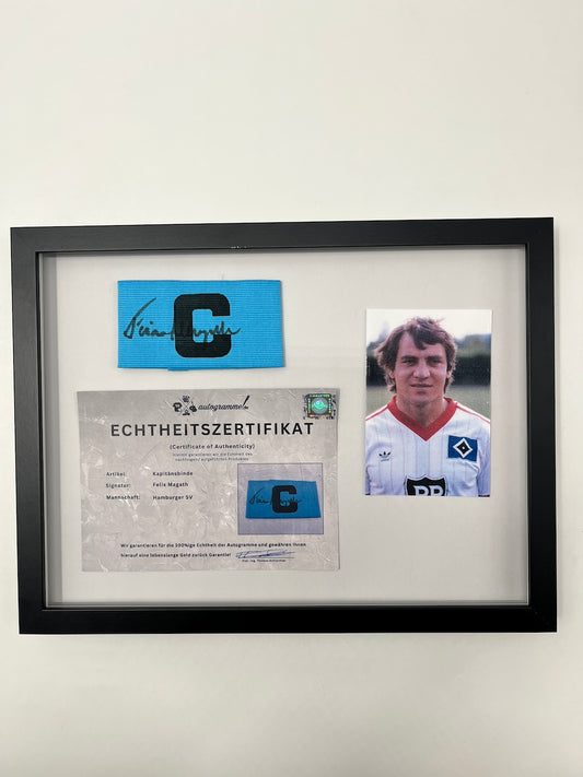 Kapitänsbinde Felix Magath signiert im Rahmen HSV Autogramm