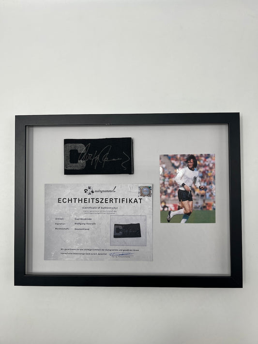 Kapitänsbinde Wolfgang Overath signiert im Rahmen Köln Autogramm