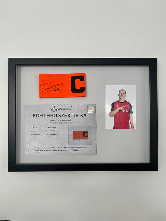 Kapitänsbinde Florian Wirtz signiert im Rahmen Leverkusen Fußball Autogramm