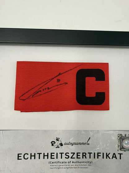 Kapitänsbinde Max Kruse signiert im Rahmen COA