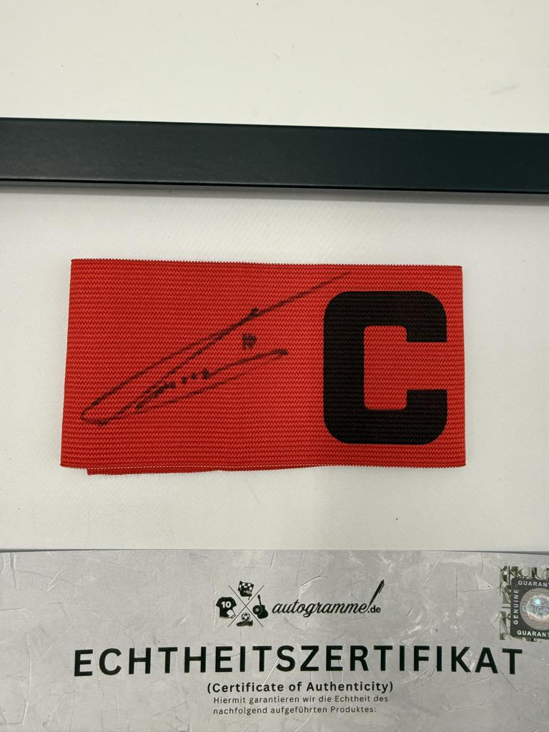 Kapitänsbinde Max Kruse signiert im Rahmen COA