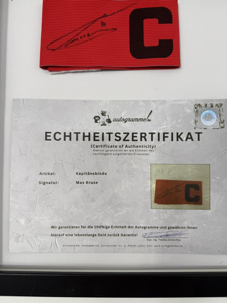 Kapitänsbinde Max Kruse signiert im Rahmen COA