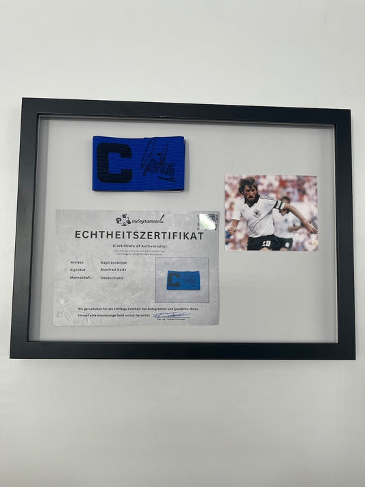 Kapitänsbinde Manfred Kaltz signiert im Rahmen DFB Fußball Autogramm neu