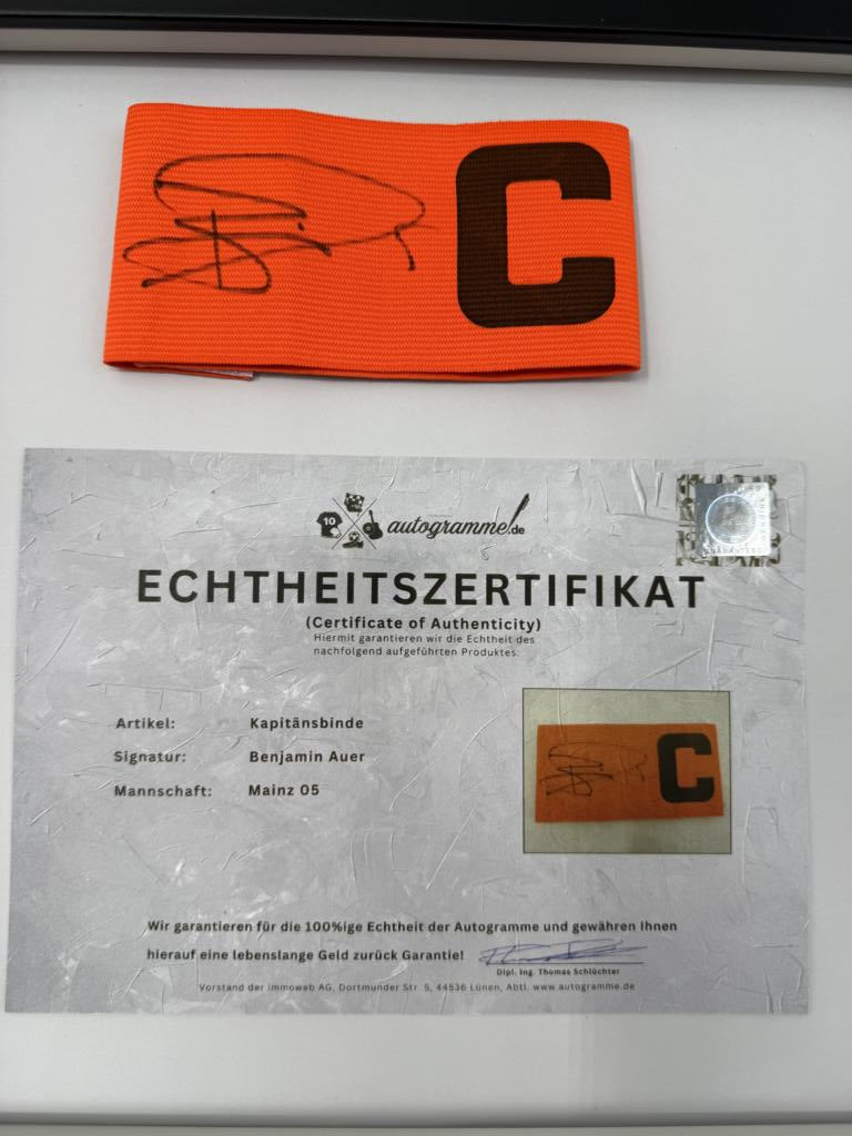 Kapitänsbinde Benjamin Auer signiert im Rahmen Mainz 05 COA